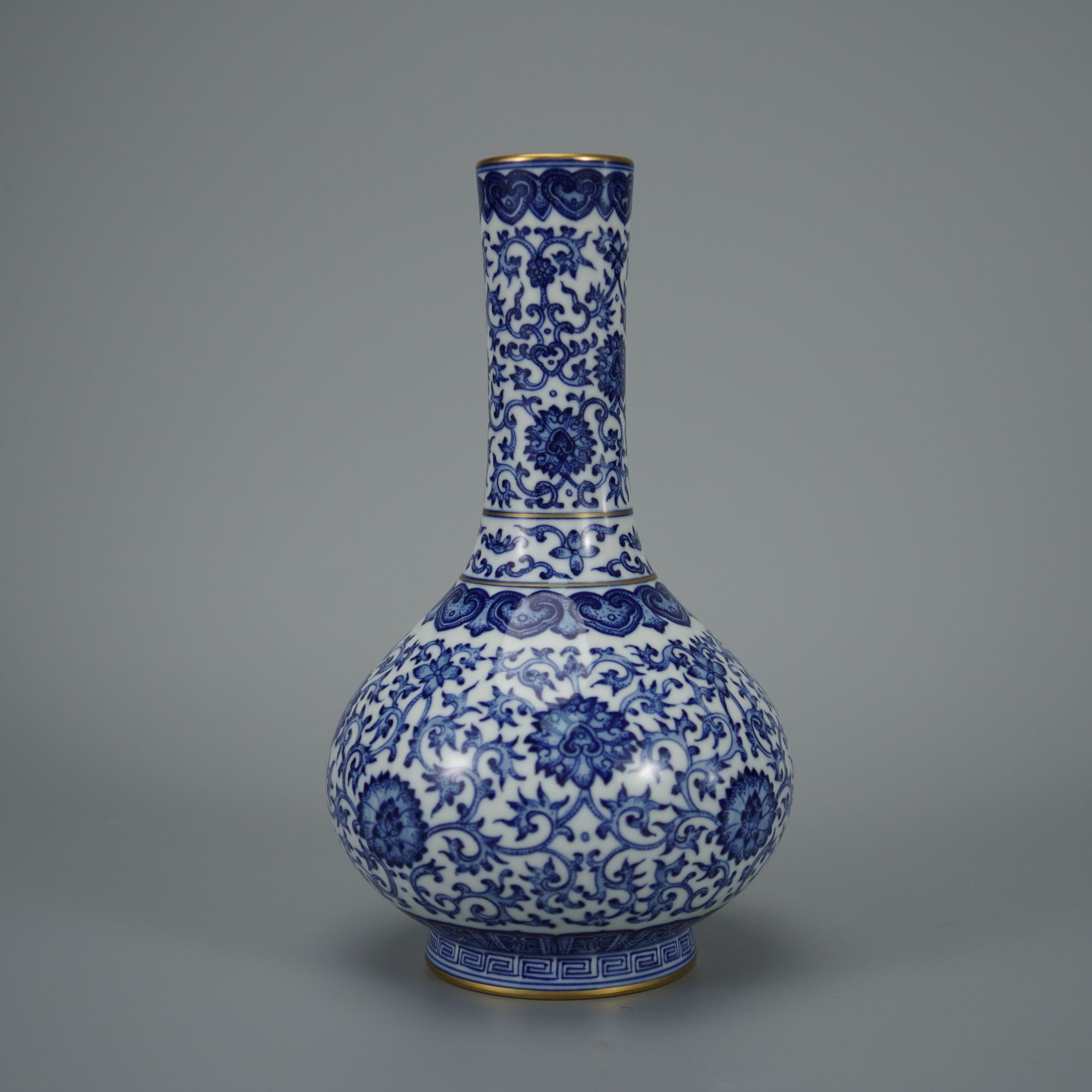 10283青花描金缠枝莲荸荠瓶 