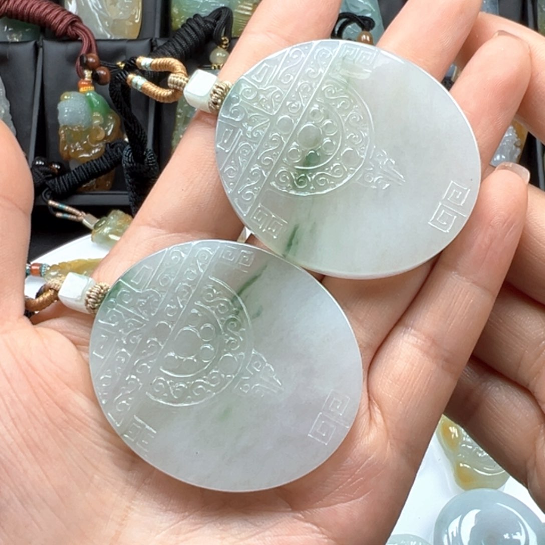 翡翠颈饰未镶嵌无事