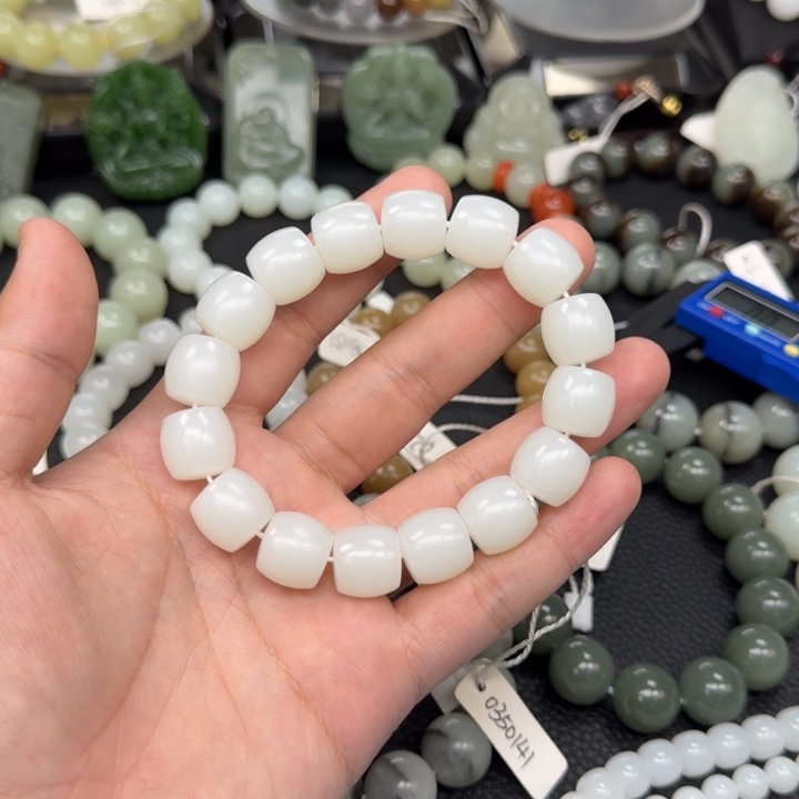 旭***成和田玉未镶嵌手链