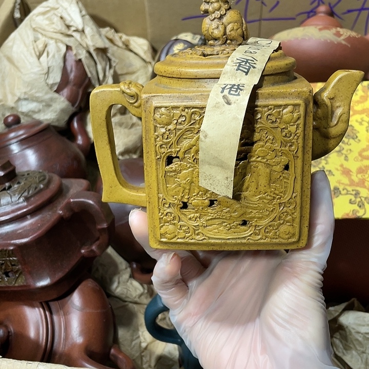 茶壶紫砂原矿泥料，手工制作的一把紫砂壶。