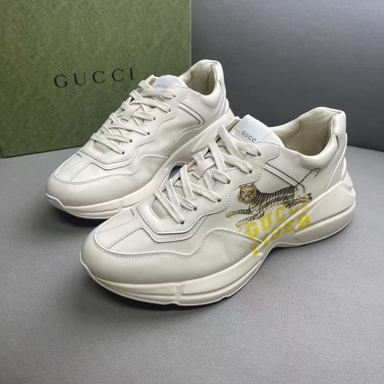 95新 GUCCI/古驰 象牙白皮革面老虎印花时尚厚底老爹鞋 43码