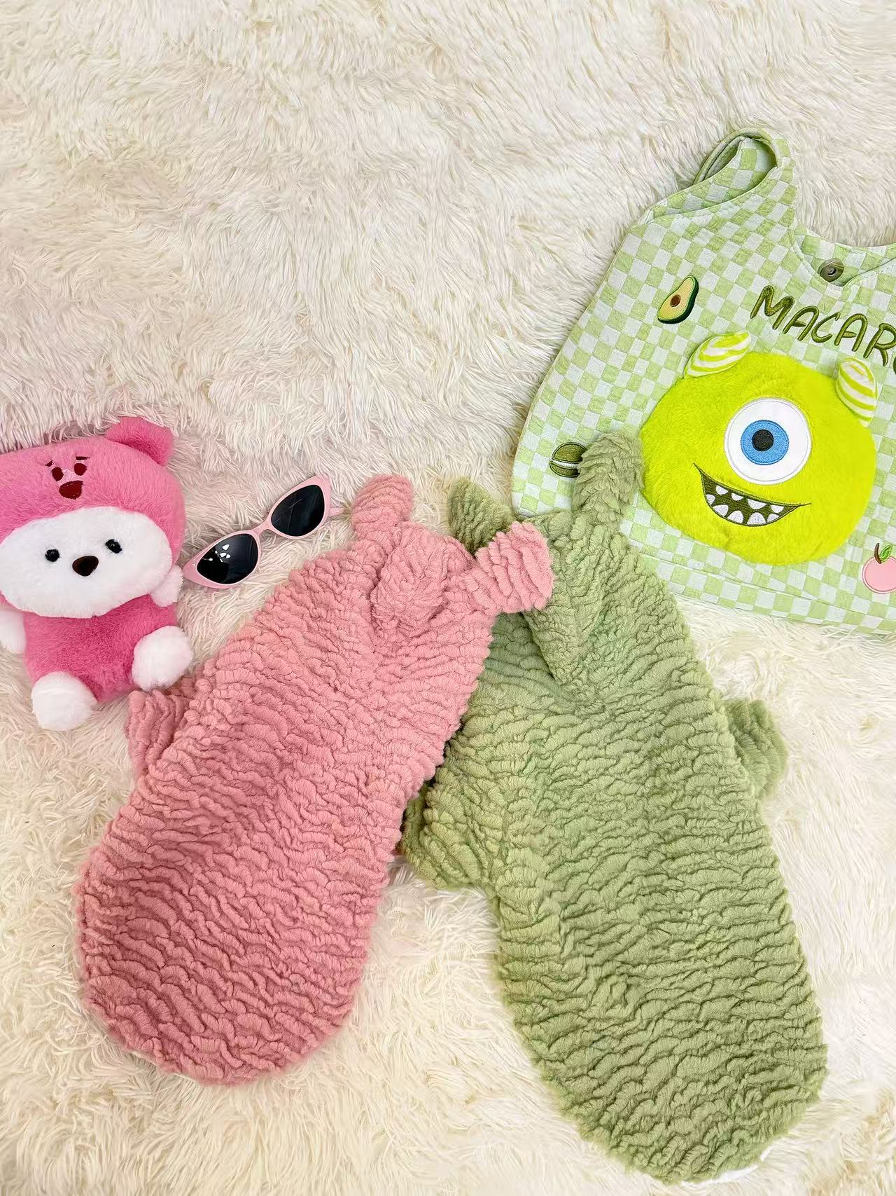 狗狗秋冬新款加厚毛绒可爱彩色带耳朵帽子小型犬通用宠物衣服