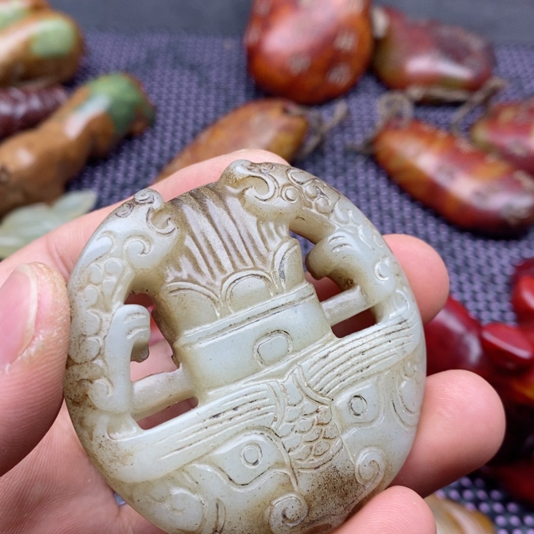 蛇纹石玉颈饰未镶嵌