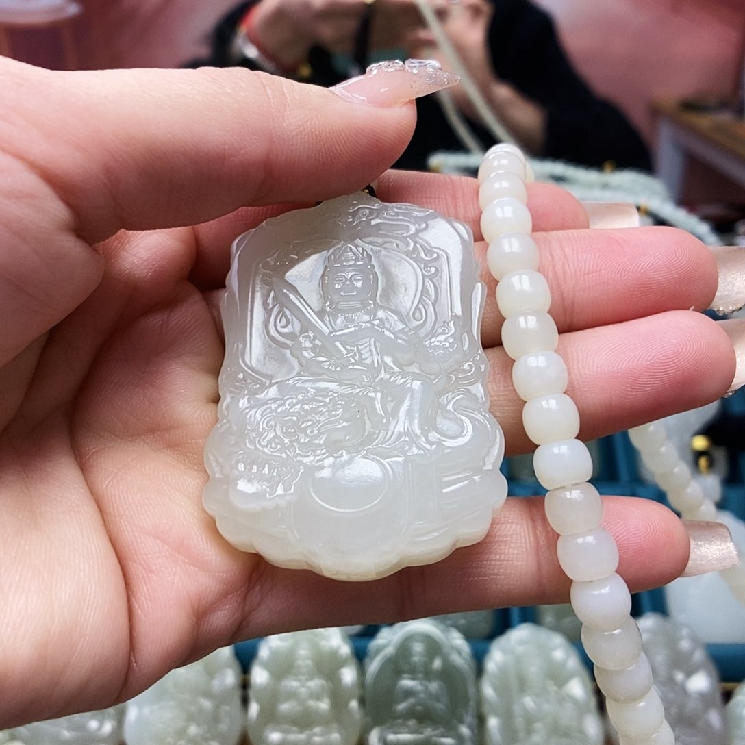 和田玉颈饰未镶嵌萨****哥