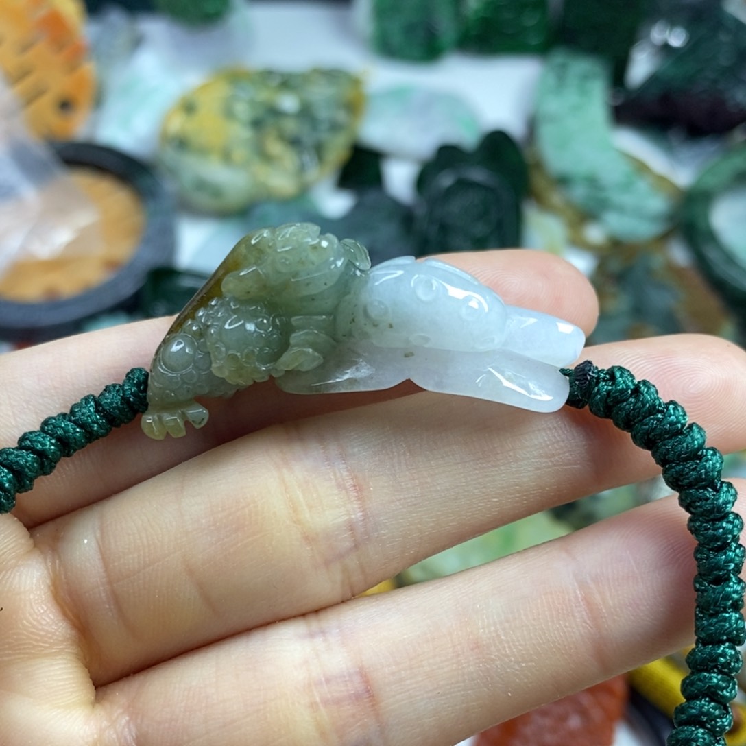 翡翠颈饰未镶嵌吊坠