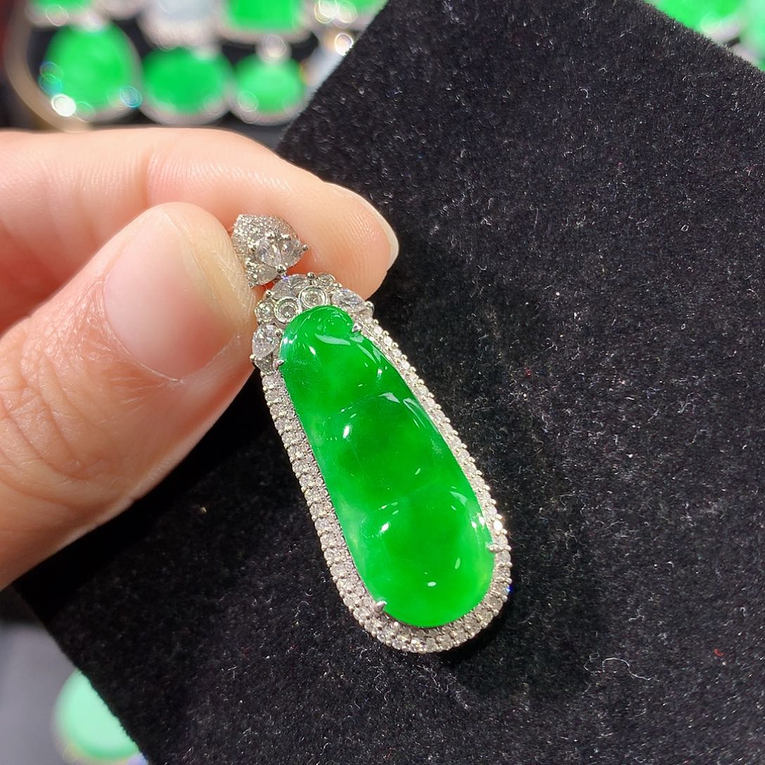 翡翠18K金镶嵌颈饰