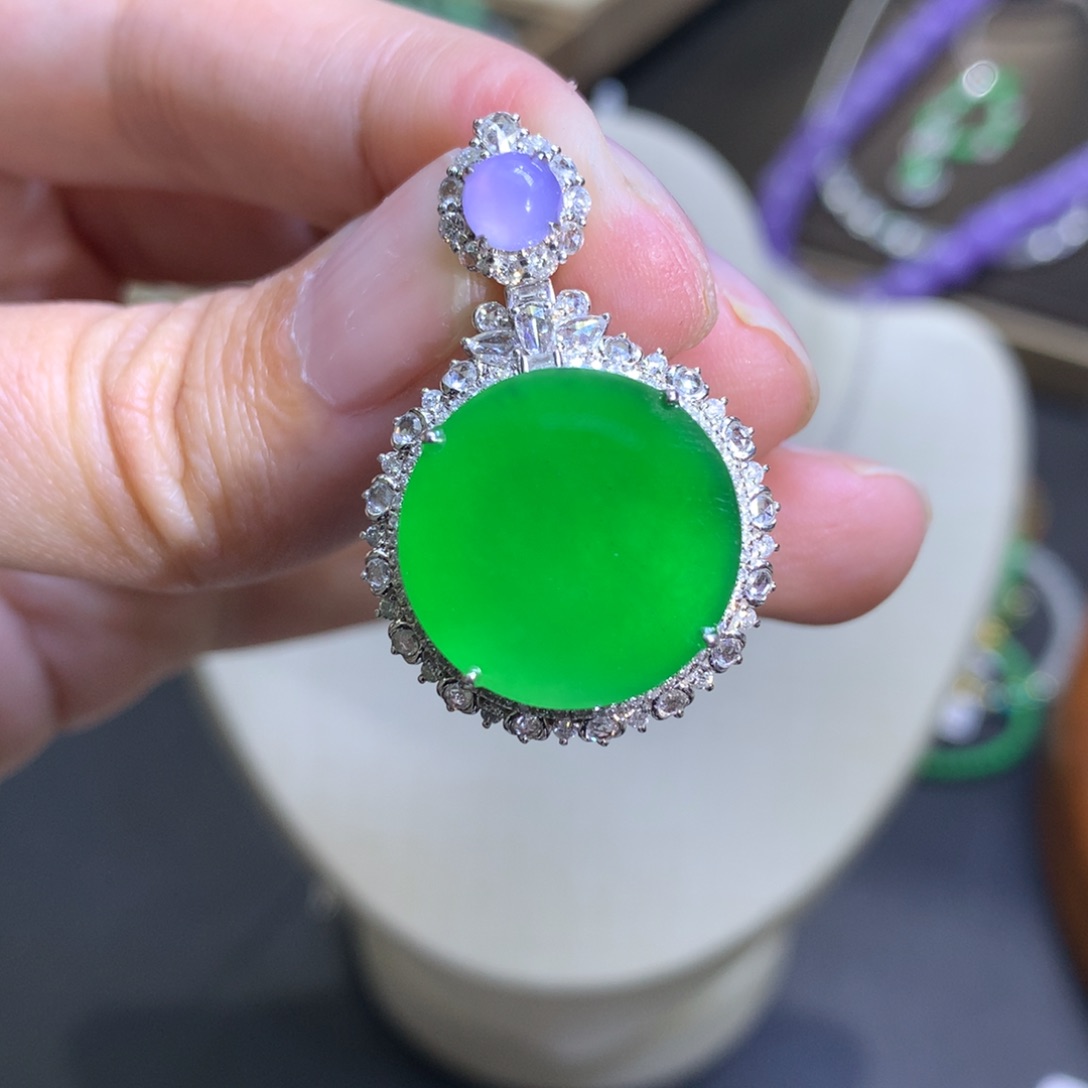 颈饰18K金镶嵌翡翠C****8