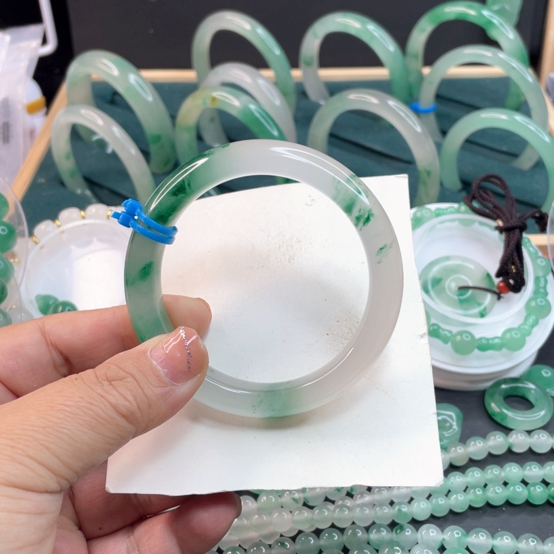 琦***子石英质玉未镶嵌手镯