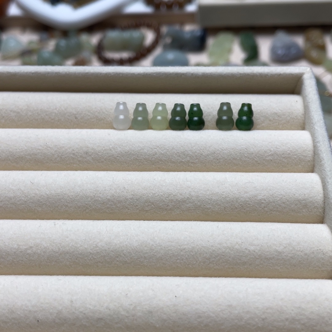 《***子和田玉未镶嵌颈饰7颗