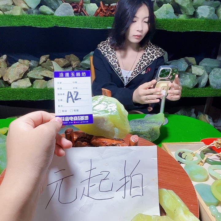 最***光未镶嵌蛇纹石玉纯天然岫玉摆石摆件