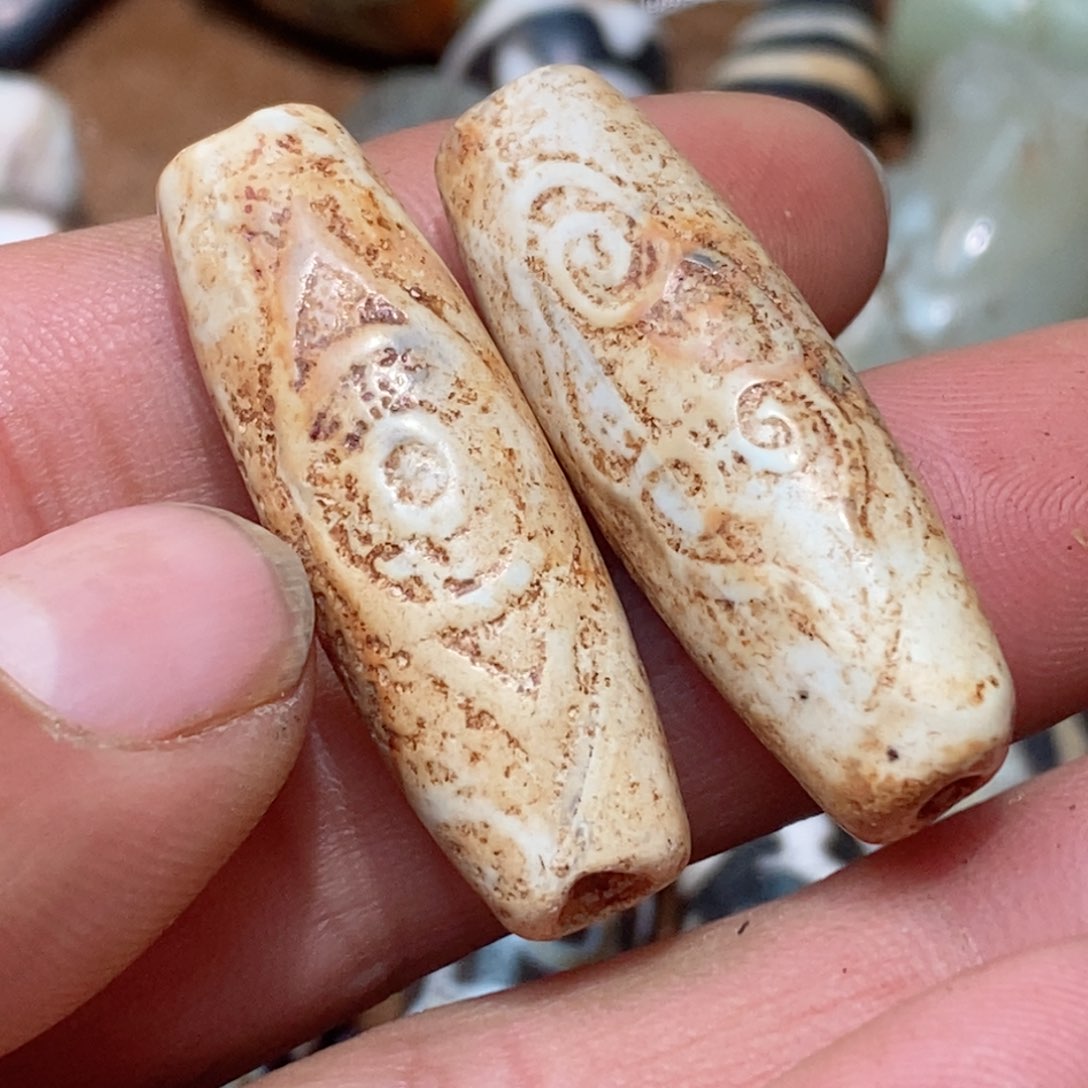 未镶嵌珠子的颜色是玛瑙/玉髓心*