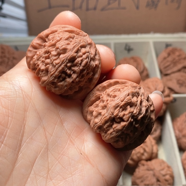 文玩核桃吊坠白狮子