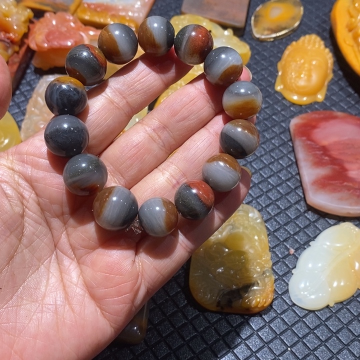 石英质玉（黄龙玉）未镶嵌颈饰