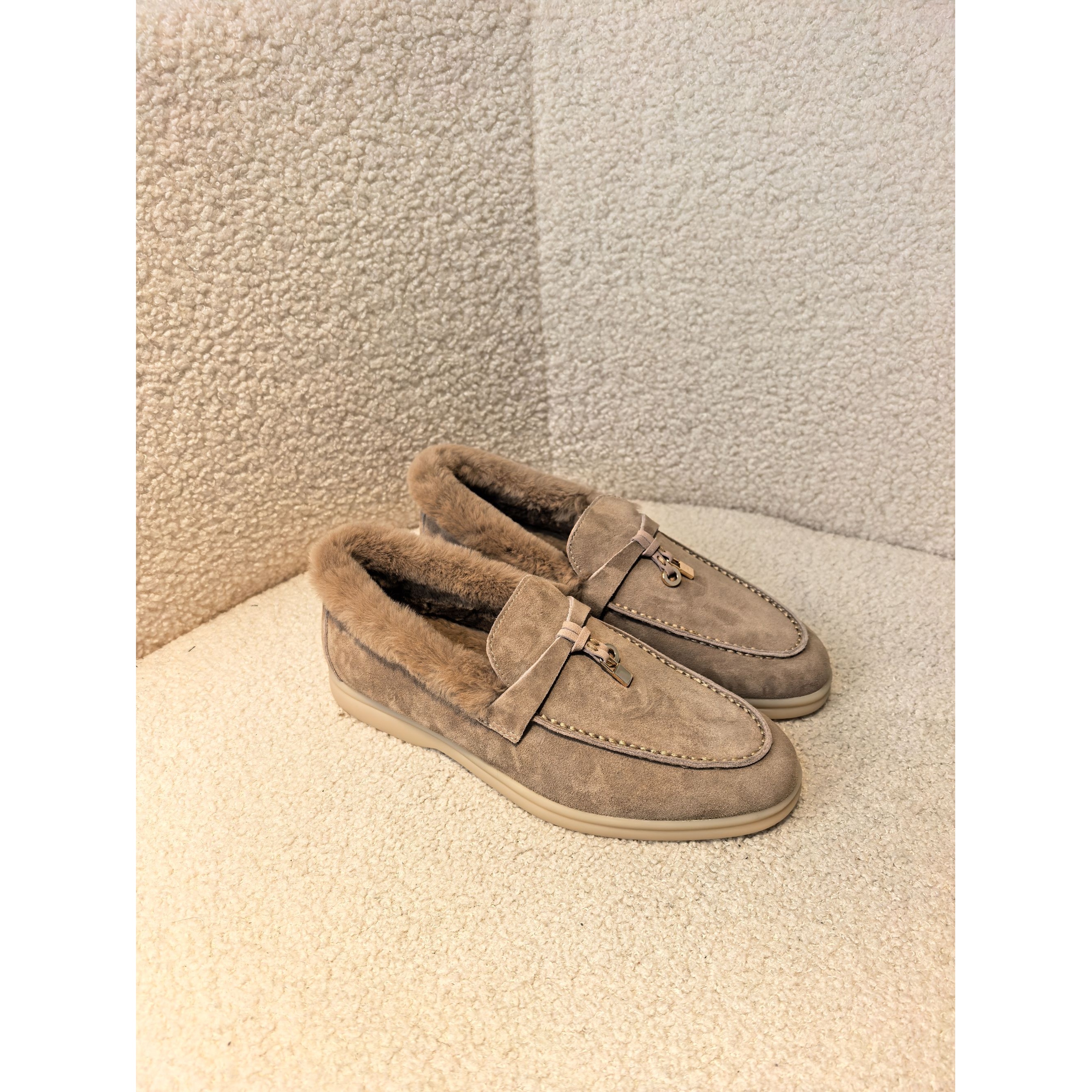 老王甄选 金典百搭平底保暖女士毛毛乐福鞋