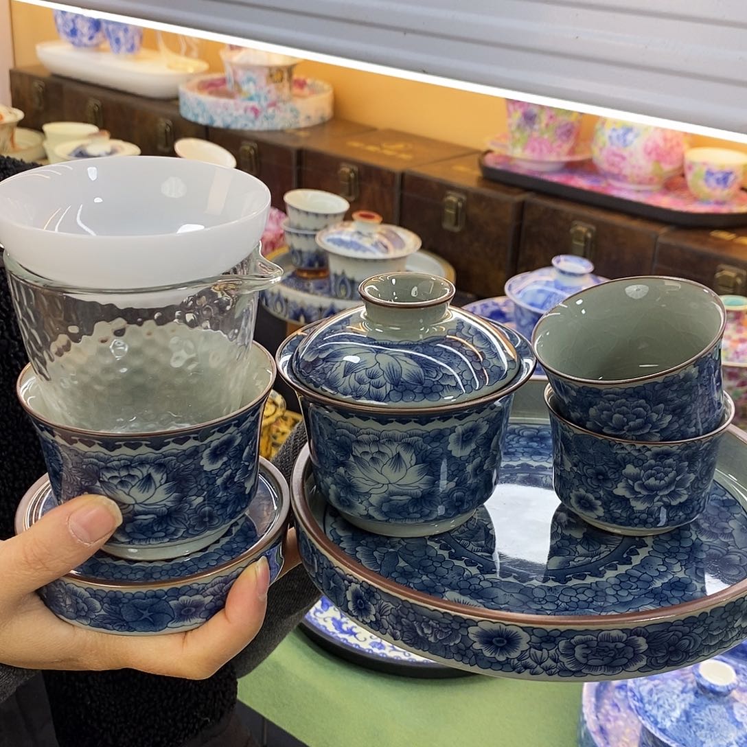 盖碗里的水煮开后放入