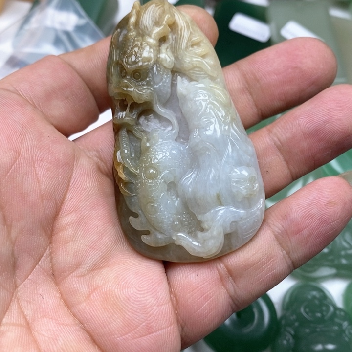 东陵石未镶嵌颈饰前***上