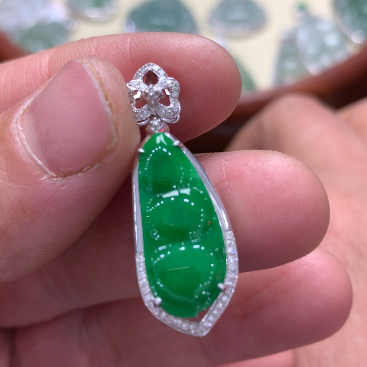 【闪购商品】翡翠颈饰18K金镶嵌豆子