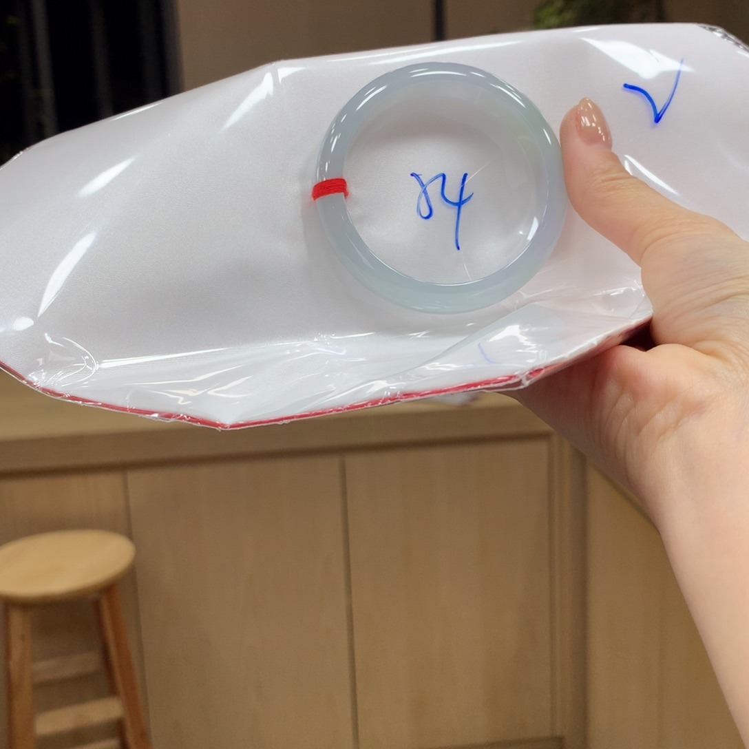 翡翠手镯未镶嵌不退不换