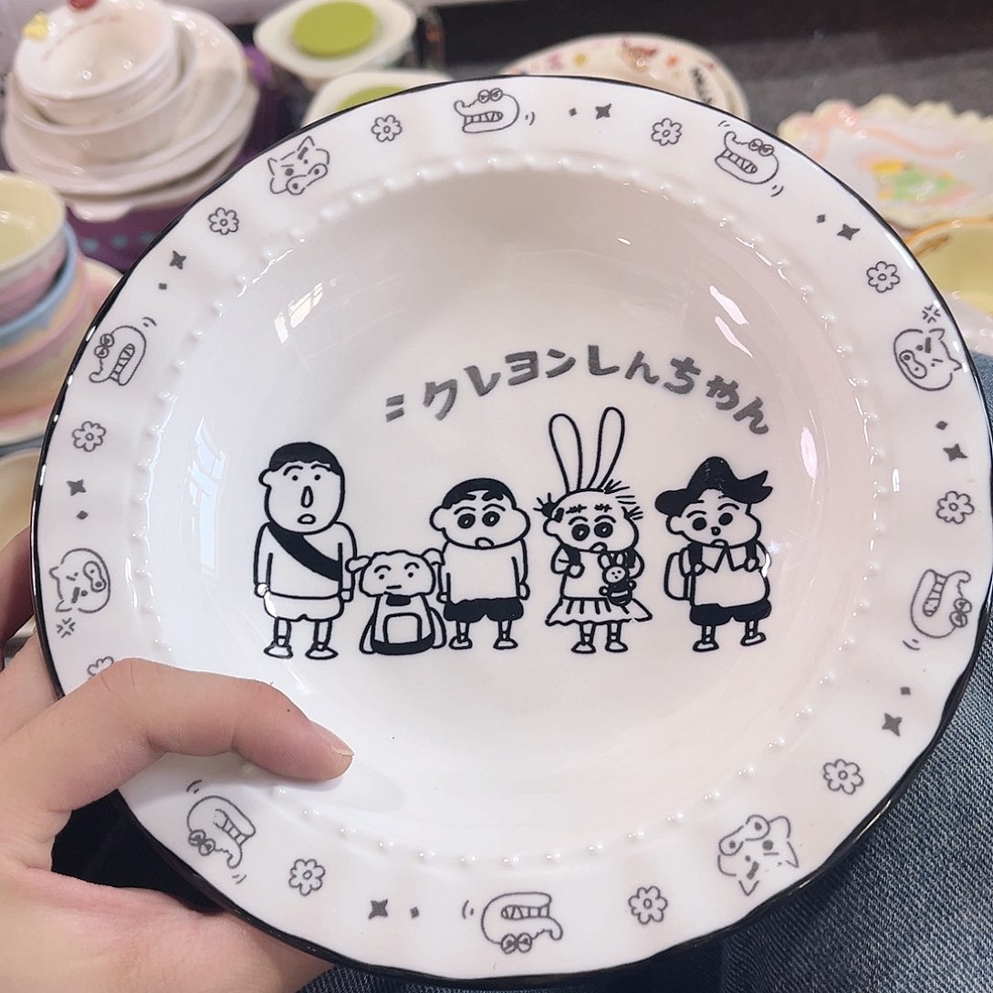 陶瓷蜡笔小新八寸深盘釉下彩微瑕