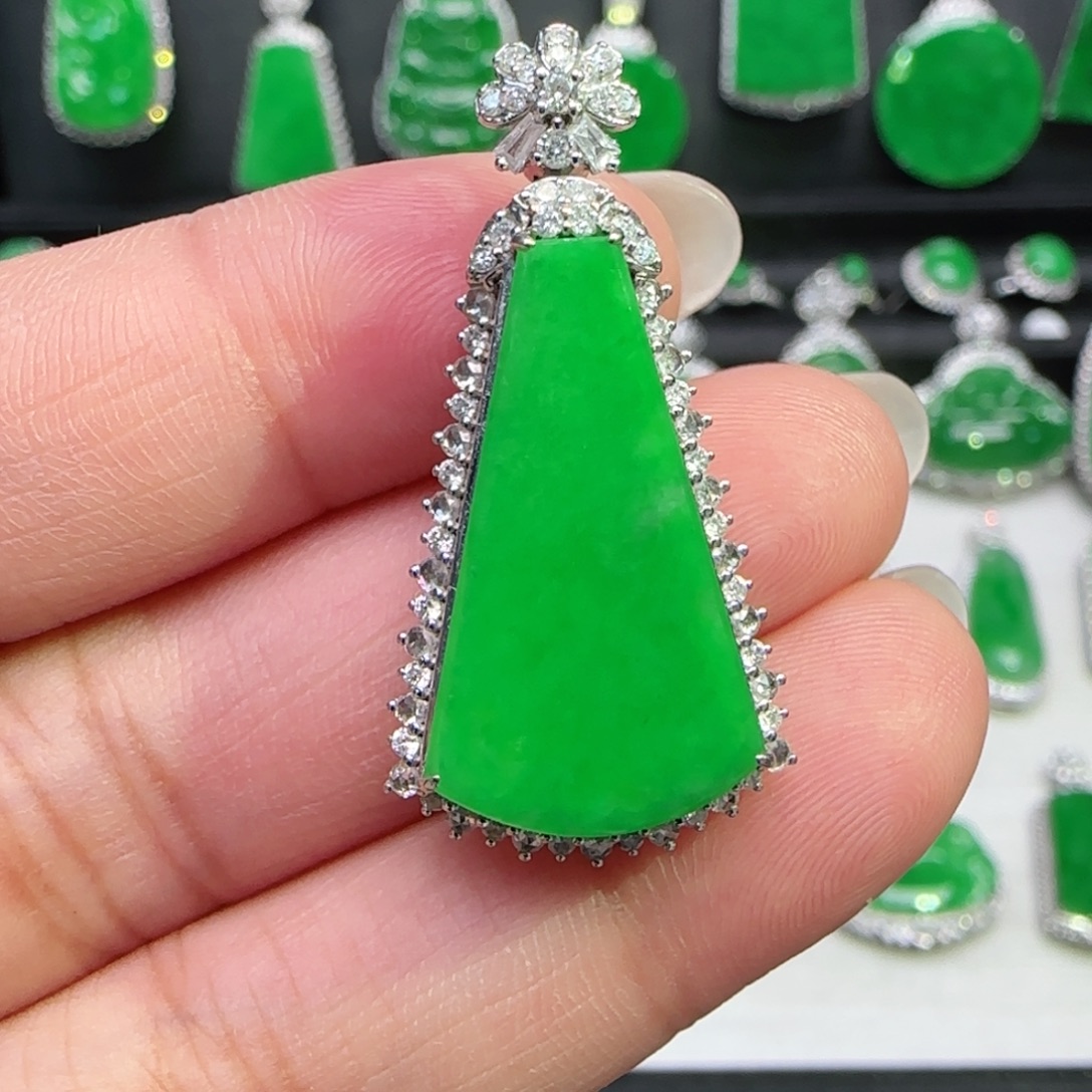 翡翠18K金镶嵌颈饰吊坠