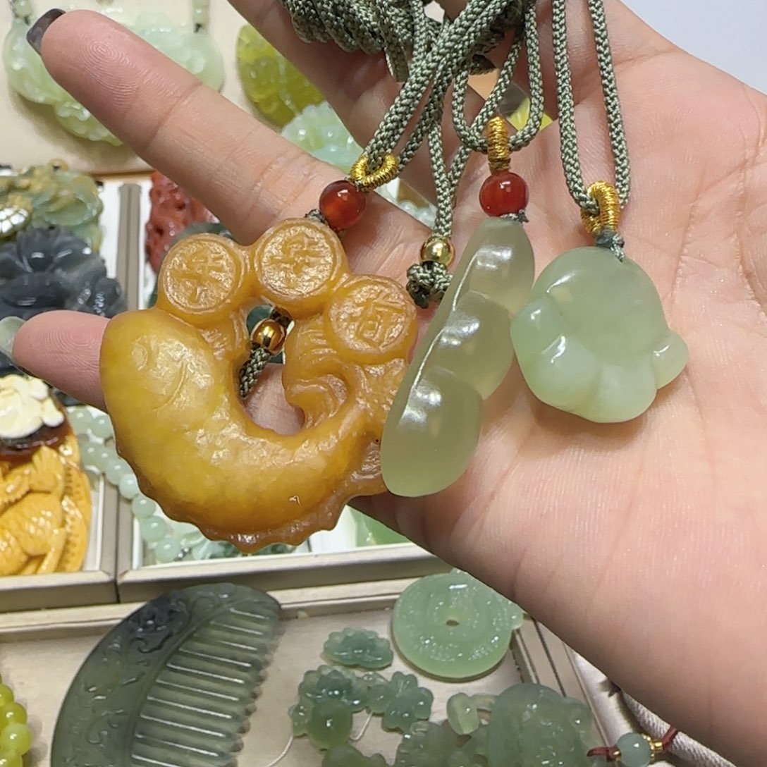 未镶嵌蛇纹石玉吊坠