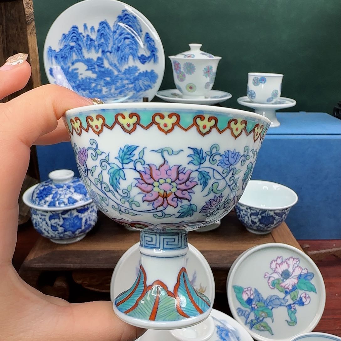 景德镇微瑕斗彩缠枝莲高足杯