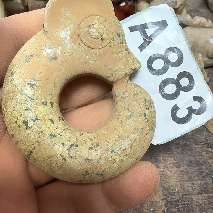 蛇纹石玉颈饰未镶嵌