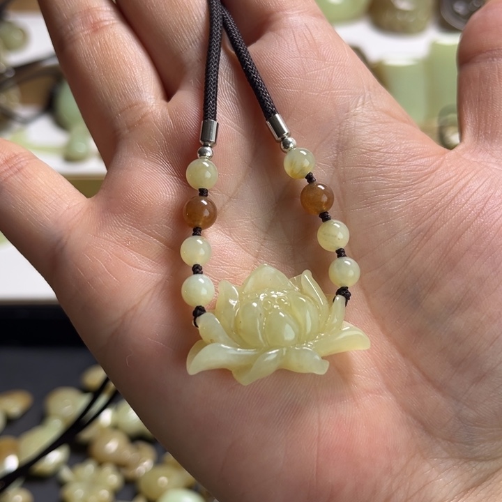 和田玉未镶嵌颈饰桔*