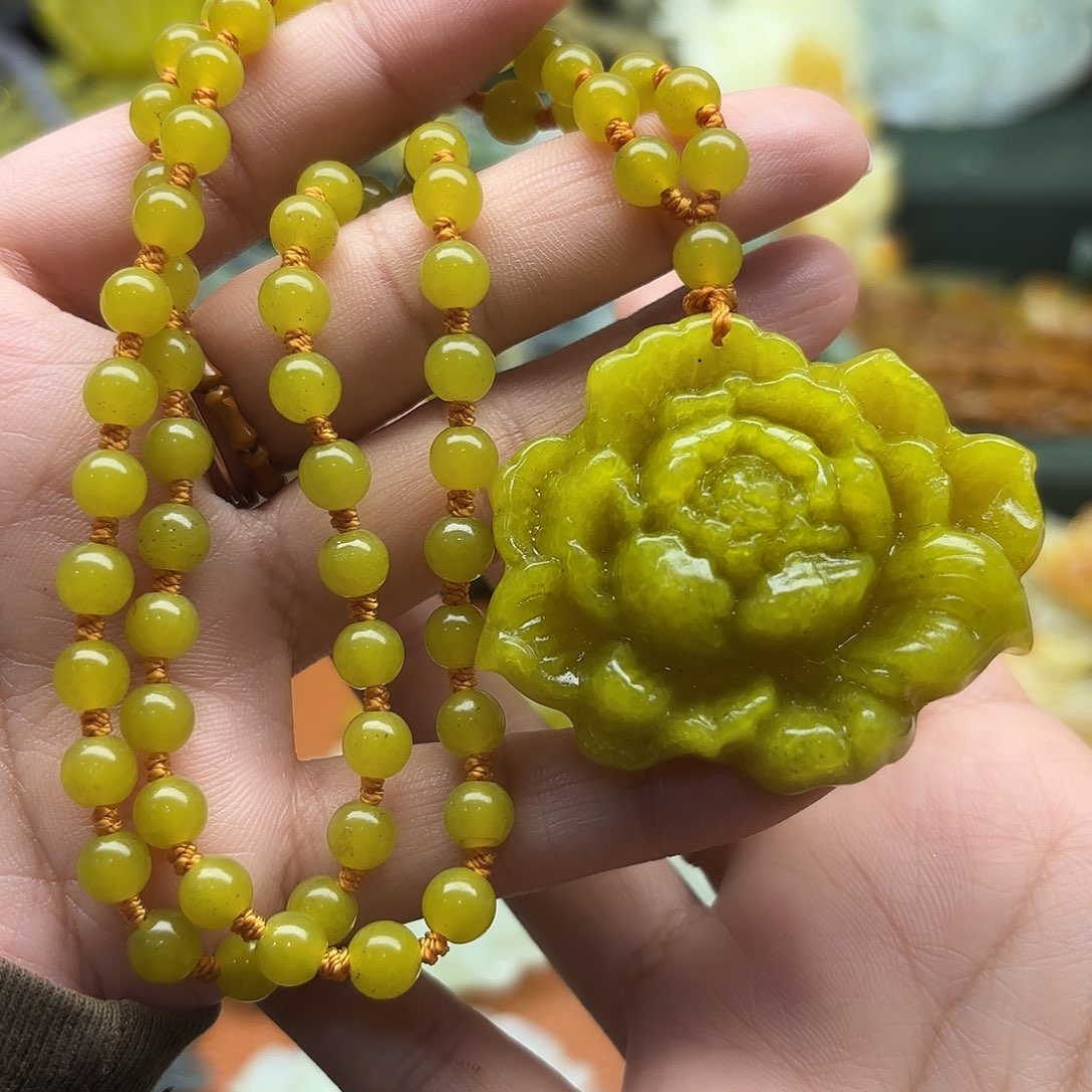 蛇纹石玉未镶嵌颈饰