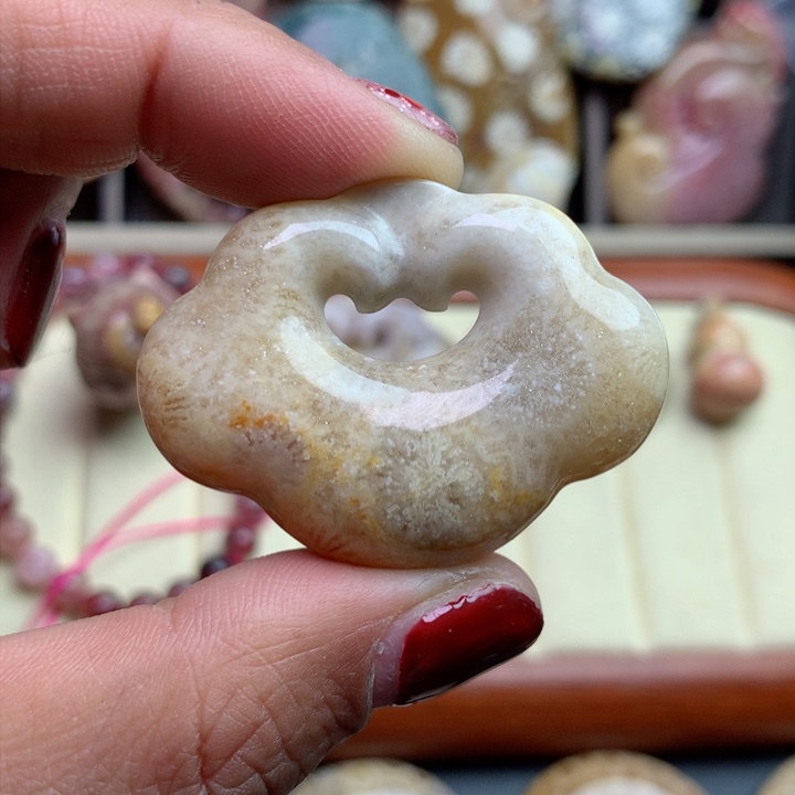 硅化珊瑚（珊瑚玉）颈饰未镶嵌