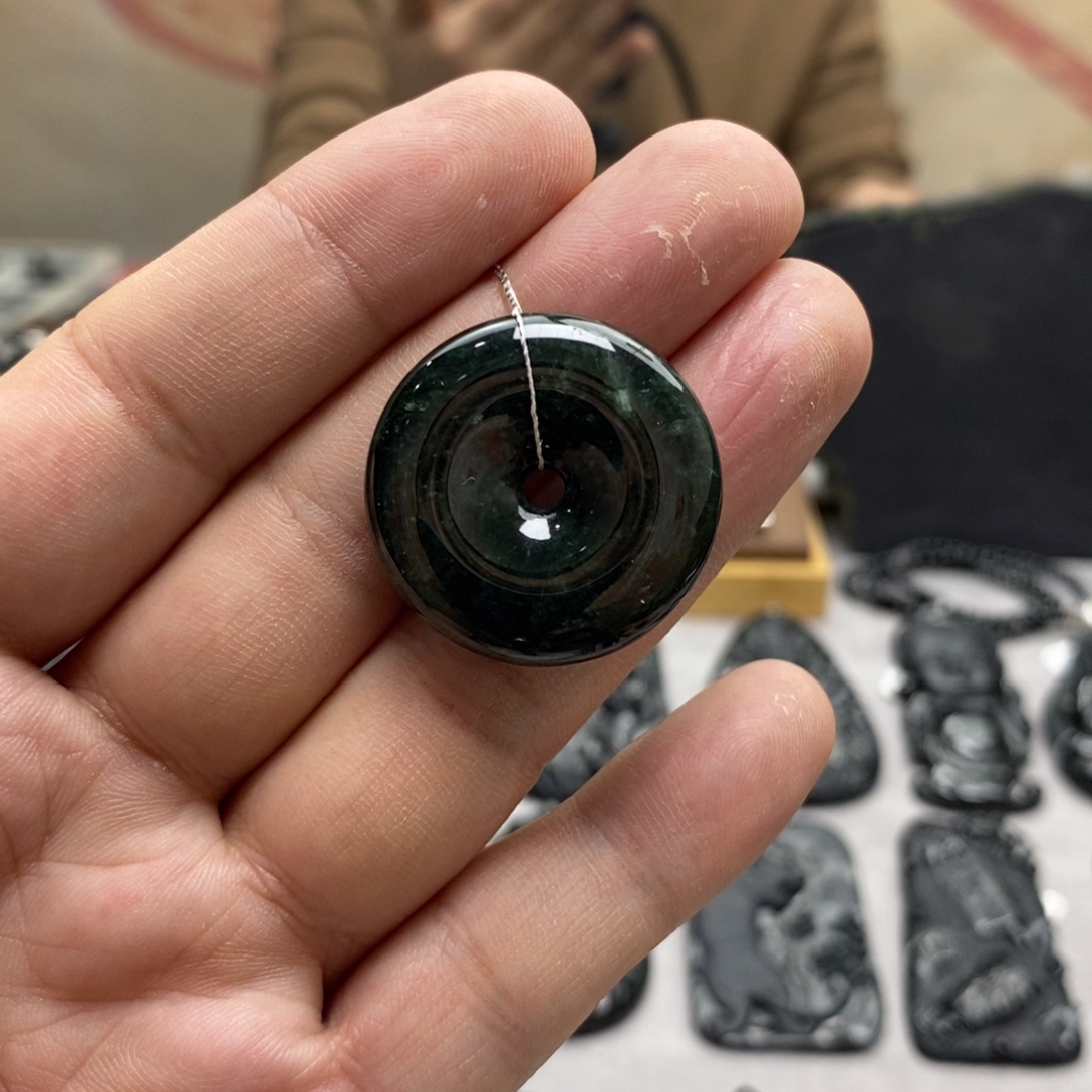 翡翠未镶嵌颈饰平安扣