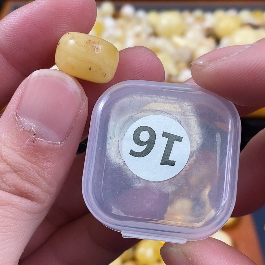 琥珀裸石未镶嵌威胁