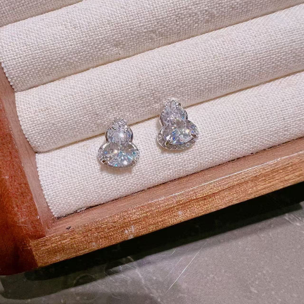 925银耳饰 旺莱 987 微镶葫芦闪锆银耳钉X82355108--05