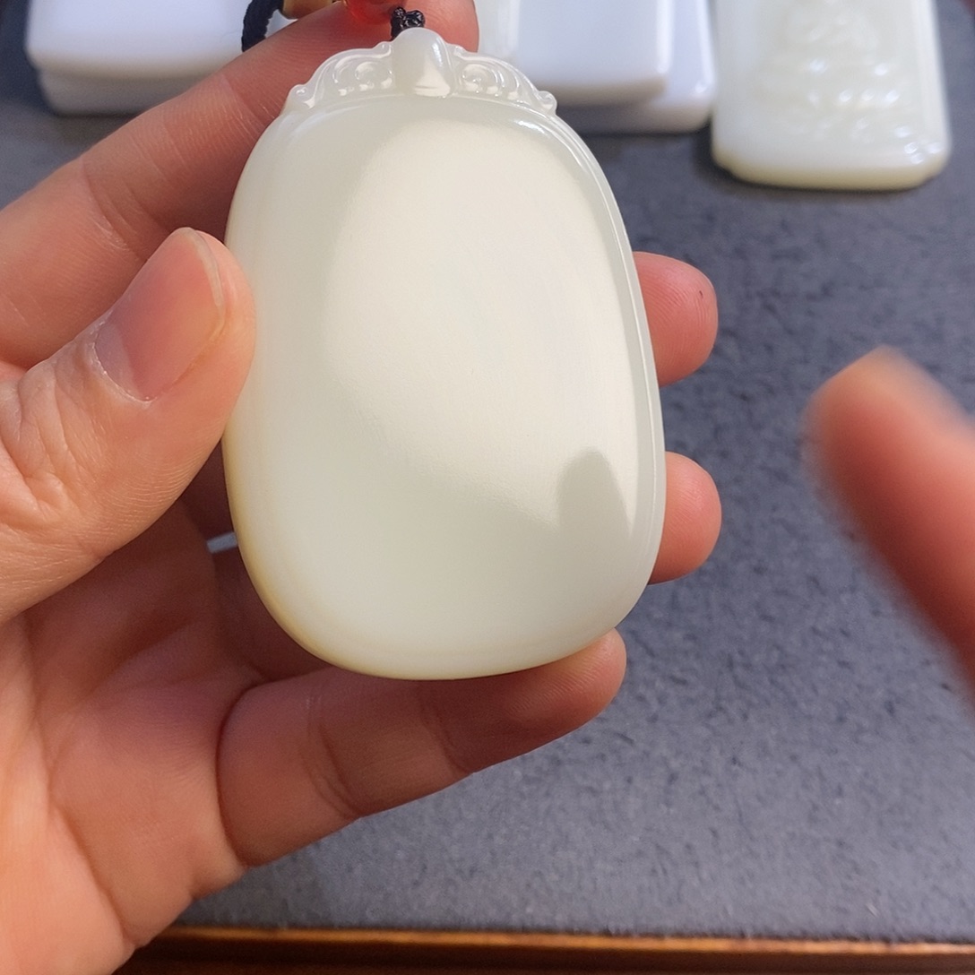 颈饰未镶嵌和田玉摸**人