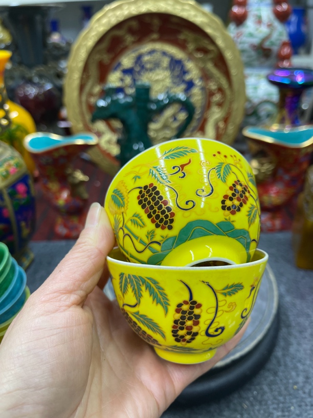 黄釉满工满绘压手杯主人杯茶杯