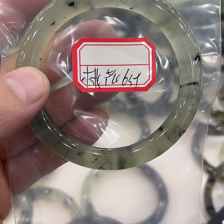 桃***鲤蛇纹石玉未镶嵌手镯