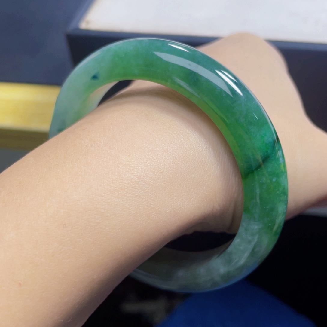 翡翠未镶嵌手镯54.5圈有纹不退换
