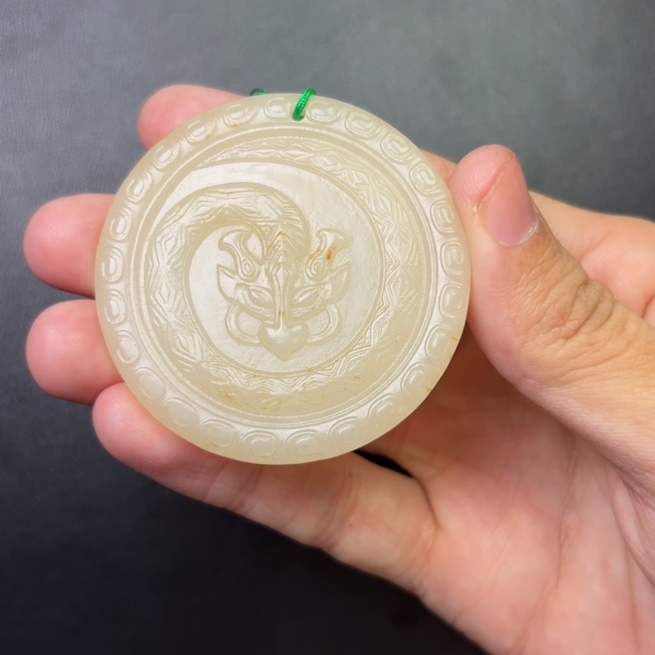 张***瓜和田玉未镶嵌颈饰