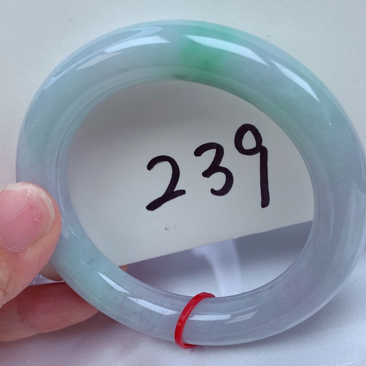 翡翠手镯未镶嵌翡翠