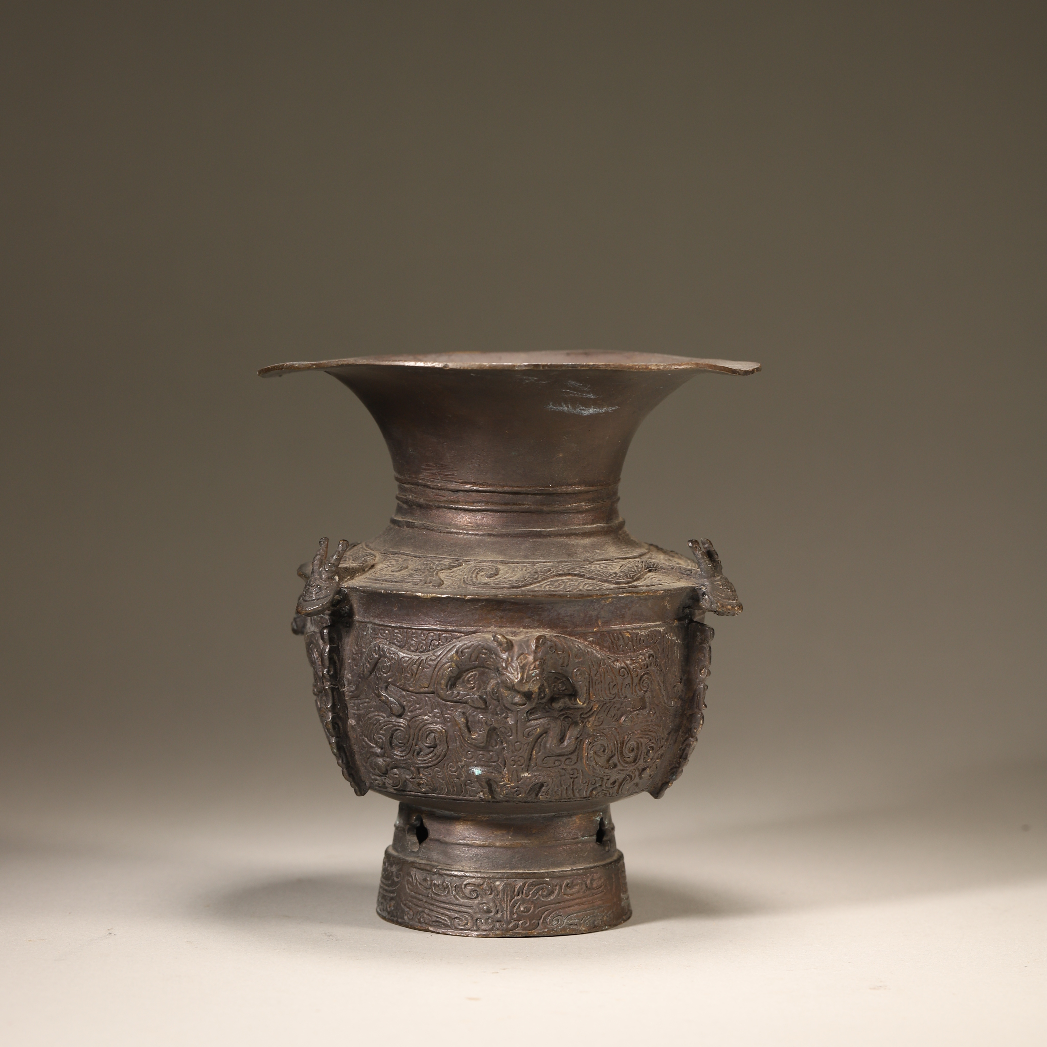 Lot04民国 龙虎人纹铜尊