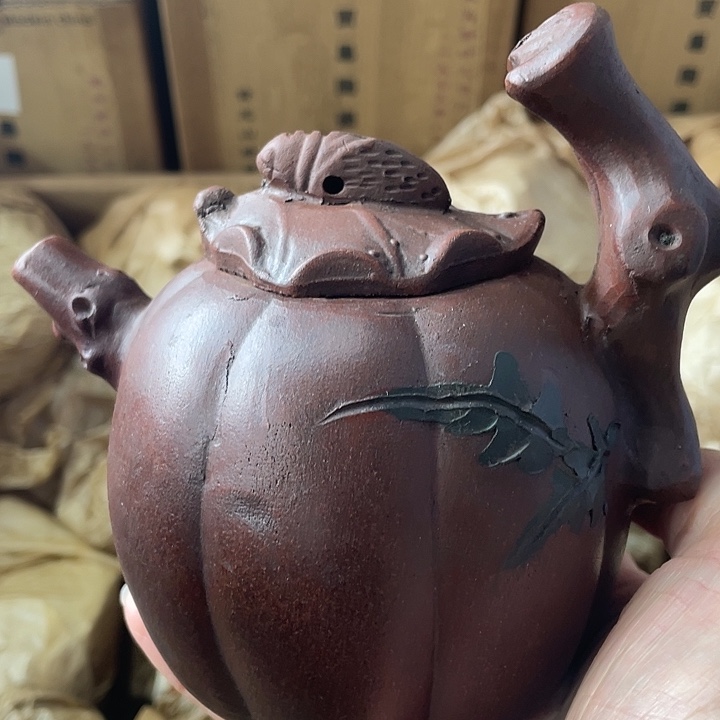 紫砂茶壶矿泥料手工制作的一把紫砂壶。