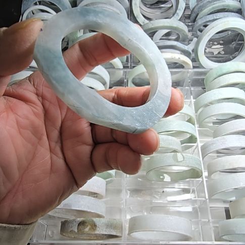 翡翠手镯未镶嵌蓝水贵妃手镯