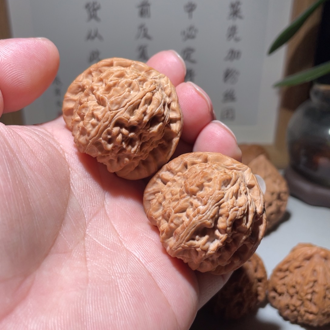 文玩核桃吊坠三角白40