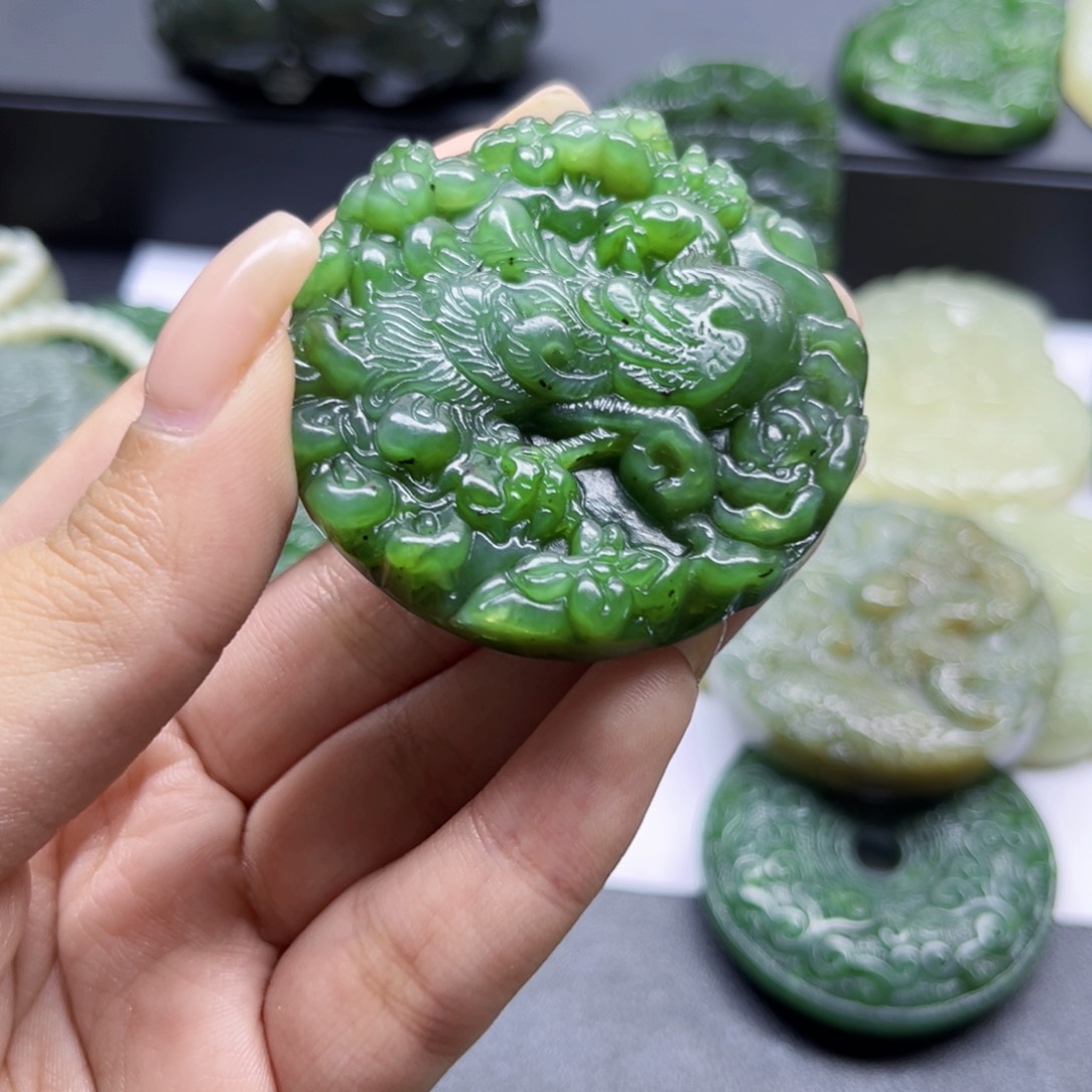 和田玉未镶嵌颈饰草**飞和田玉
