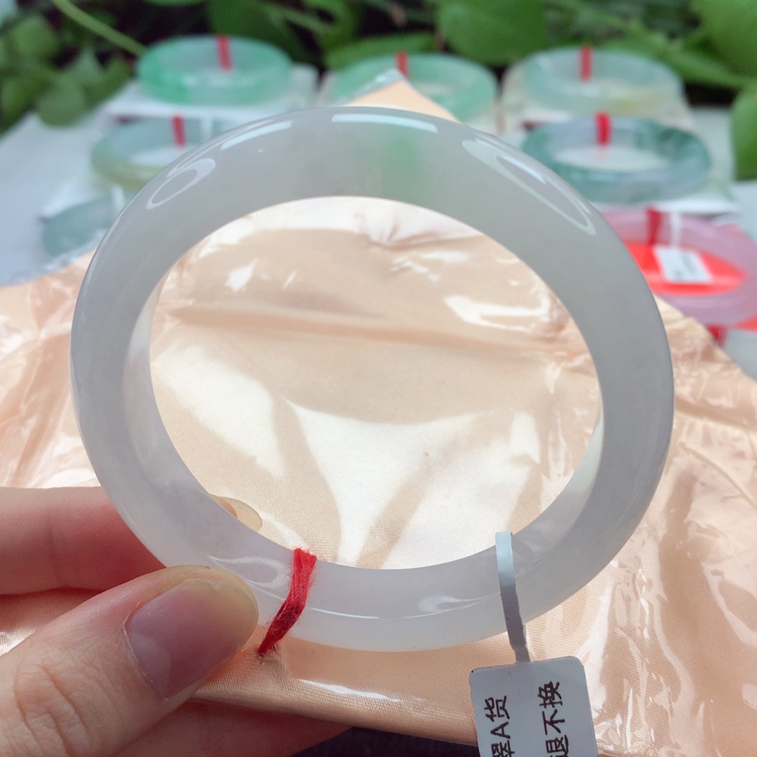 翡翠手镯未镶嵌胶润细腻。小小