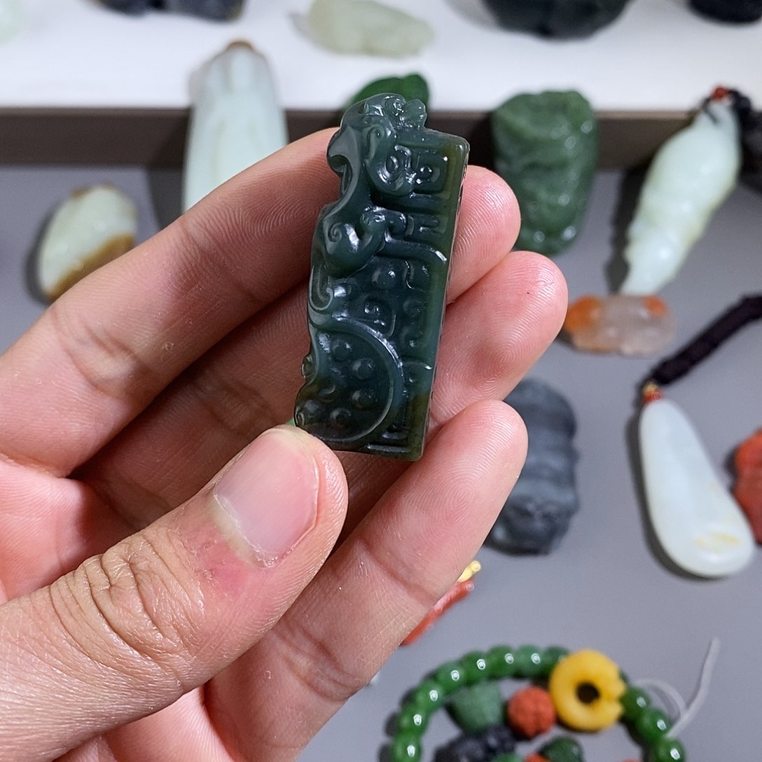 和田玉颈饰未镶嵌仿古龙