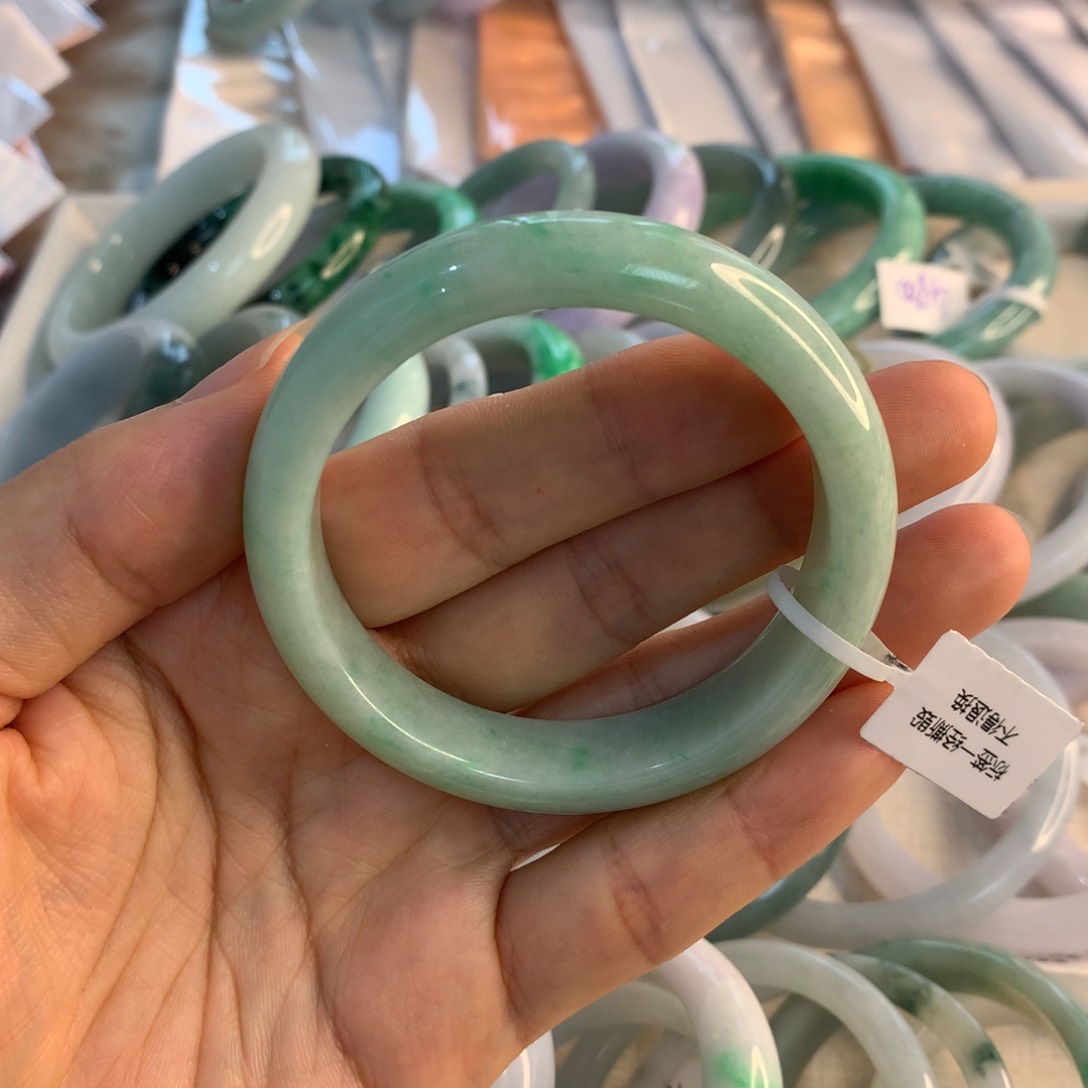 翡翠手镯未镶嵌满绿52