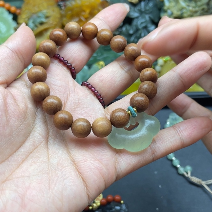 蛇纹石玉未镶嵌吊坠