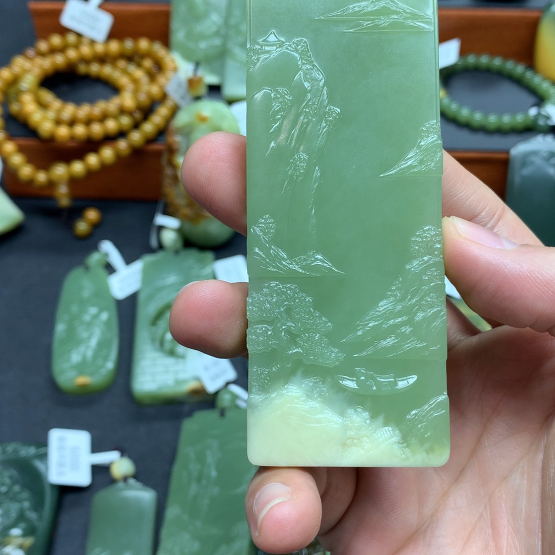 岫岩老玉（透闪石质玉）挂件未镶嵌伟**