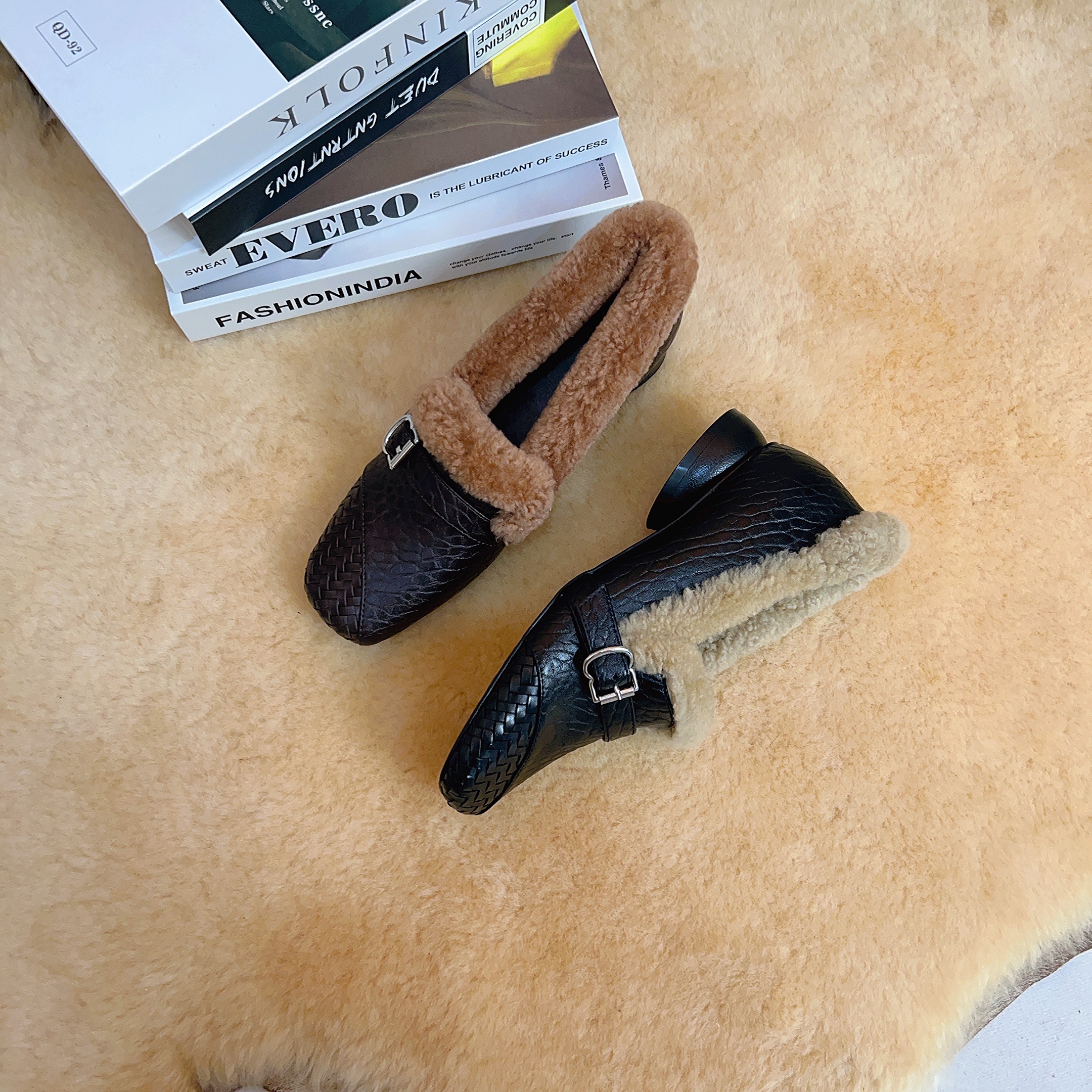 冬季女士羊羔毛时尚搭扣加厚软底复古方头加绒深口毛毛单鞋D0026